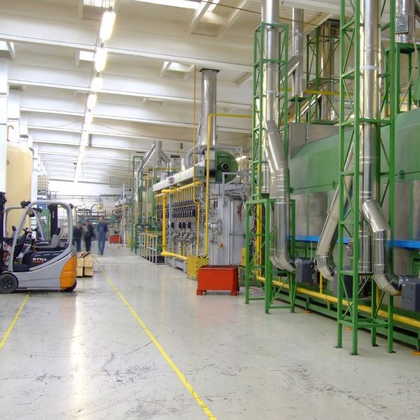 Bild Fabrikhalle Gabelstapler und Maschine