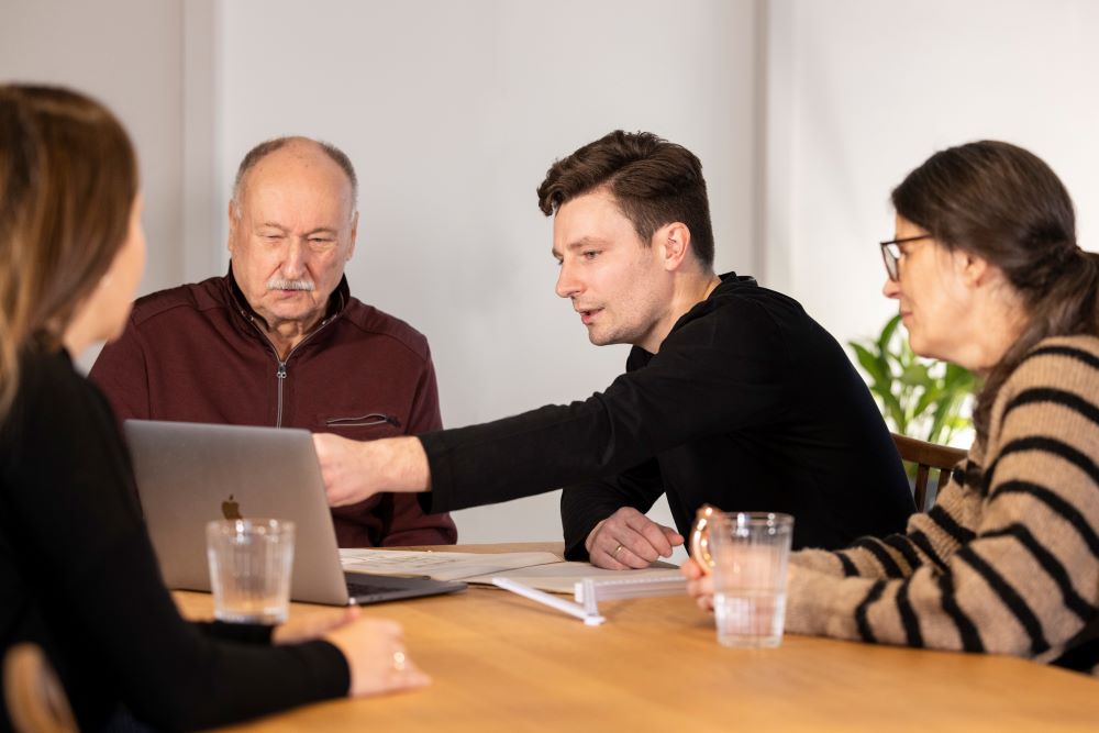 Beispielbild Beratungsgespräch Energieberater und Kunden